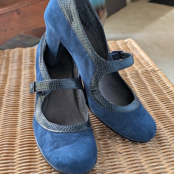 A2 by Aerosoles Navy Suede Mary Jane Pumps Size 9.5 EUC Comfortable Heels - Picture 2 of 12